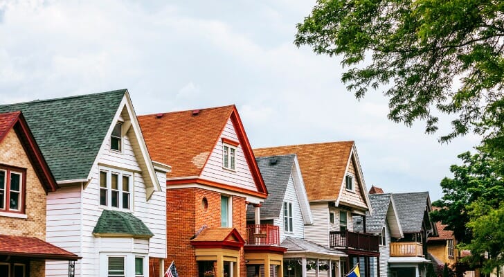 图为美国郊区街道上的一排8幢房子;只有立面的上半部分是可见的，它们每个都有不同颜色的尖顶。在这项研究中，SmartAss伟德ios appet分析了各种数据集，以确定中产阶级的最佳状态。