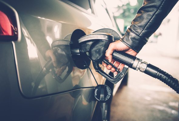6 Ways to Save Gas While Driving - EINSURANCE