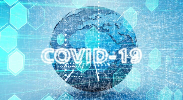 地球的图片与“covid-19”叠加在它上面