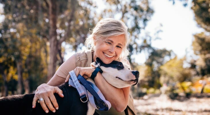 um cão pode ajudar a afastar a depressão de aposentadoria.