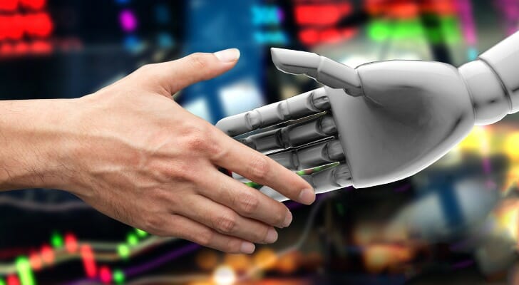 Robot a člověk si podávají ruce