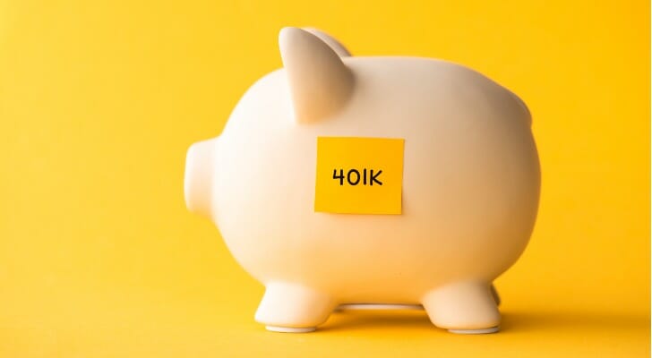 Piggy bank with a 401(k) Post-It note on the side