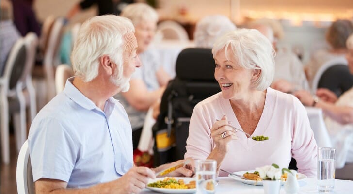 夫妇在最好的活跃退休社区之一享受一顿饭