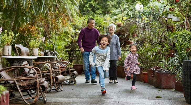 中国的退休人员和他们的孙辈