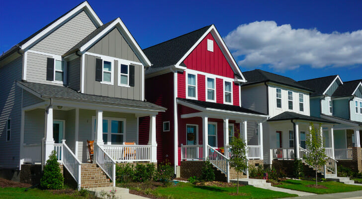 图片显示了农村街道上的一排房屋。伟德ios appSmartAsset分析了各种有关房屋价值和收入的数据，进行了最新的10大上升住宅市场研究。