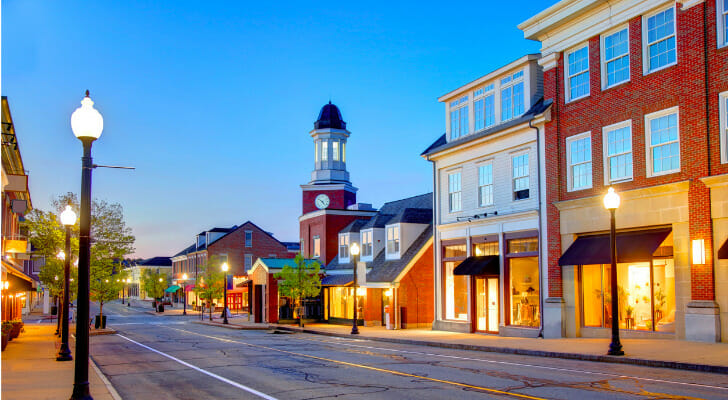 图象显示了一个小美镇的主要街道。伟德ios appSmartAsset分析了各种数据源对美国最宜居的小城市进行了最新研究