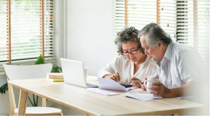 亚洲高级夫妇检查他们的投资