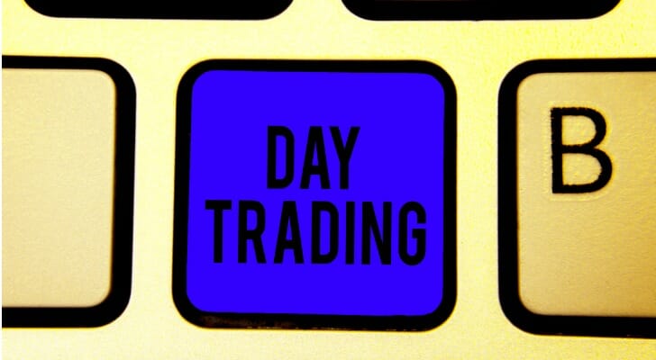 Sign on a keyboard saying "DAY TRADING"