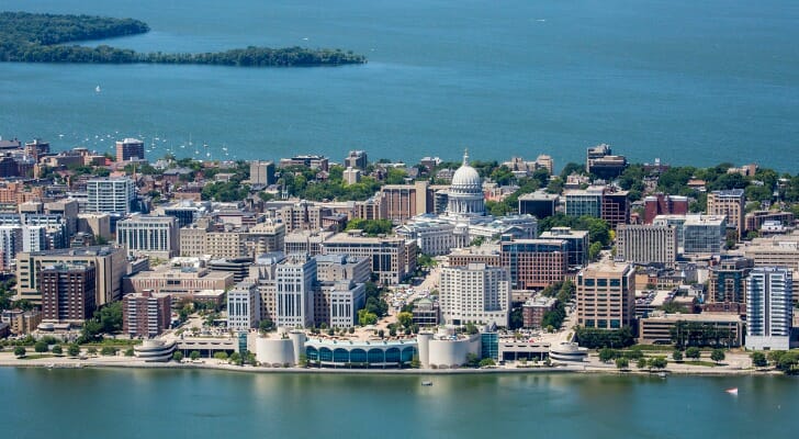 图片显示威斯康星州麦迪逊市中心的鸟瞰图。伟德ios appSmartAsset研究了美国50个州首府的数据，以开展2020年版本的宜居州首府研究。