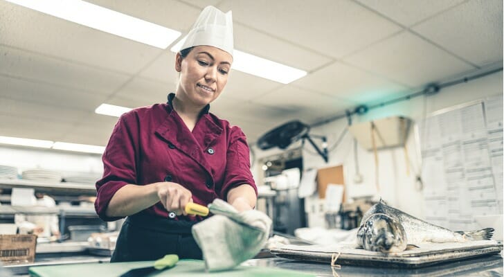 在她的鱼餐馆工作的厨师