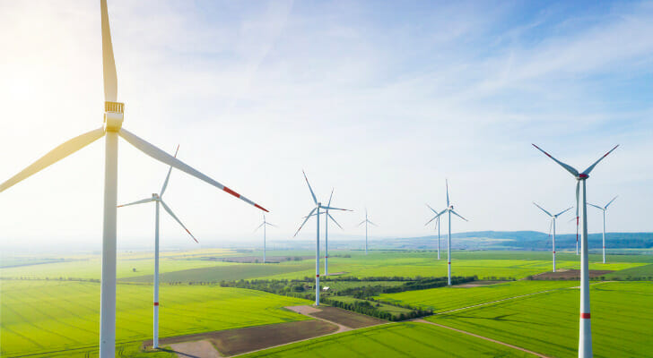 图片显示的是农村地区的风力涡轮机，正在被用来生产可再生能源。伟德ios appSmartAsset分析了各种指标，对主导可再生能源的州进行了最新研究。