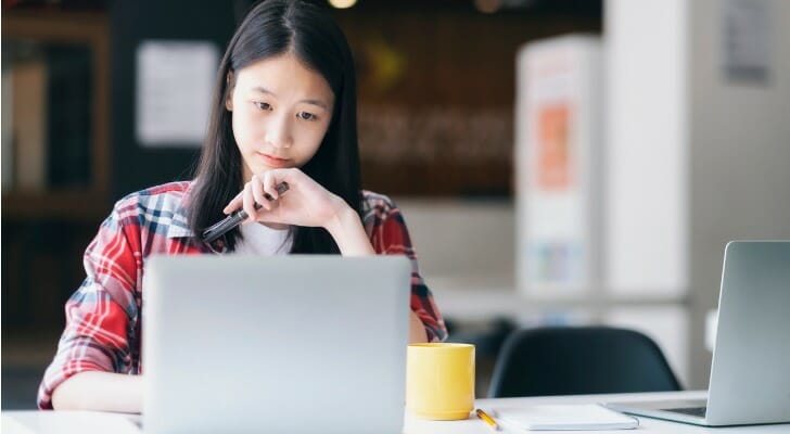 年轻的女亚洲投资者