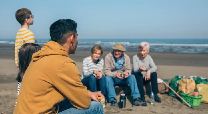 一家三代人在海滩上